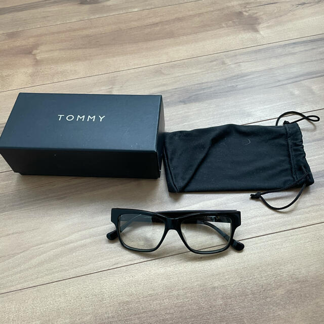 TOMMY HILFIGER(トミーヒルフィガー)のtommy 黒縁眼鏡 メンズのファッション小物(サングラス/メガネ)の商品写真