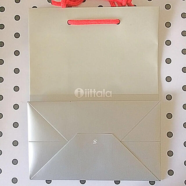 iittala(イッタラ)の♡イッタラ ショッパー 5枚  紙袋 iittala レディースのバッグ(ショップ袋)の商品写真