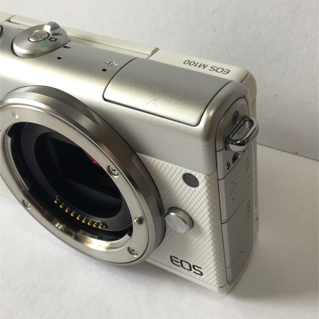 Canon(キヤノン)のCanon ミラーレス一眼 EOS M100 新品•未使用(多少小キズあり) スマホ/家電/カメラのカメラ(ミラーレス一眼)の商品写真