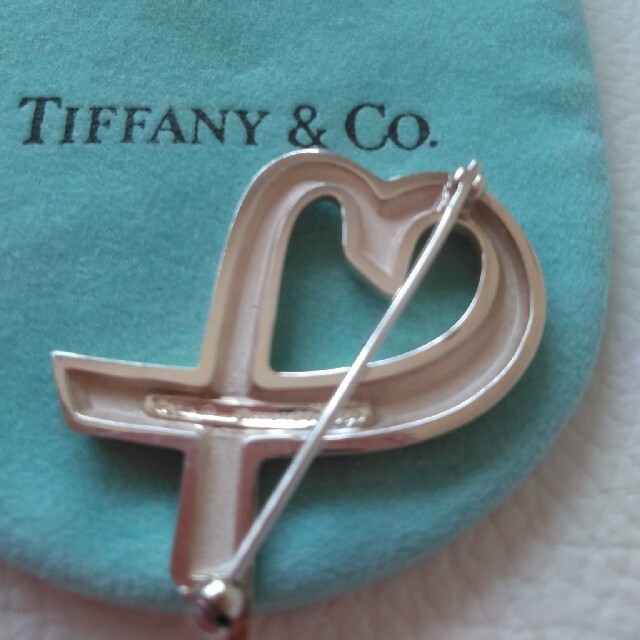 Tiffany & Co.(ティファニー)のティファニーのラビングハートブローチ レディースのアクセサリー(ブローチ/コサージュ)の商品写真