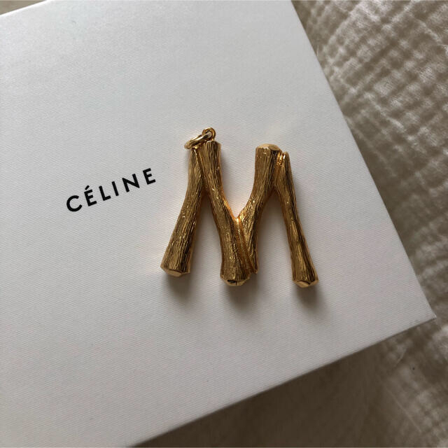 celine(セリーヌ)のCELINE イニシャルチャーム　M  ラージサイズ　アルファベット　ペンダント レディースのアクセサリー(ネックレス)の商品写真