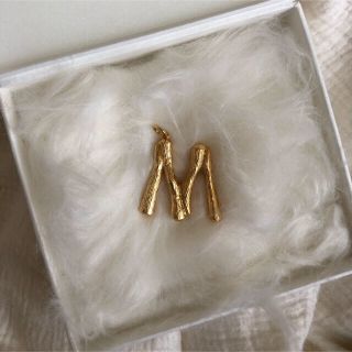 CELINE イニシャルチャーム M ラージサイズ アルファベット ペンダント