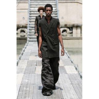 リックオウエンス(Rick Owens)のRO SS18 Runway look 39 カットオフスリーブ ブレザー(テーラードジャケット)