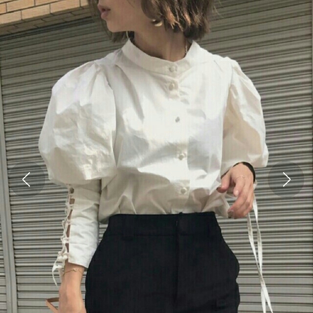 Ameri VINTAGE(アメリヴィンテージ)のアメリヴィンテージ LACE UP SLEEVE BLOUSE レディースのトップス(シャツ/ブラウス(長袖/七分))の商品写真