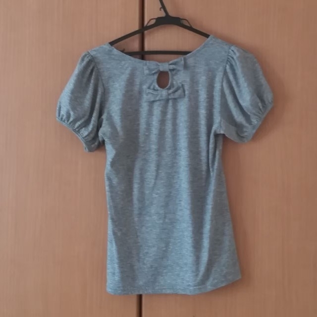 しまむら(シマムラ)のグレーのパフスリーブTシャツ レディースのトップス(Tシャツ(半袖/袖なし))の商品写真
