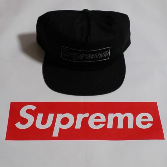 Supreme(シュプリーム)のSupreme KAWS Chalk Logo 5-Panel メンズの帽子(キャップ)の商品写真