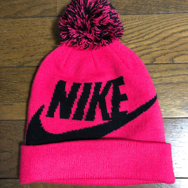 NIKE(ナイキ)のキッズ　NIKEニット帽　ピンク キッズ/ベビー/マタニティのこども用ファッション小物(帽子)の商品写真