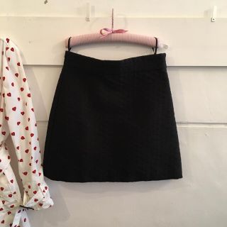 ミュウミュウ(miumiu)のmiumiu flower black skirt.(ひざ丈スカート)