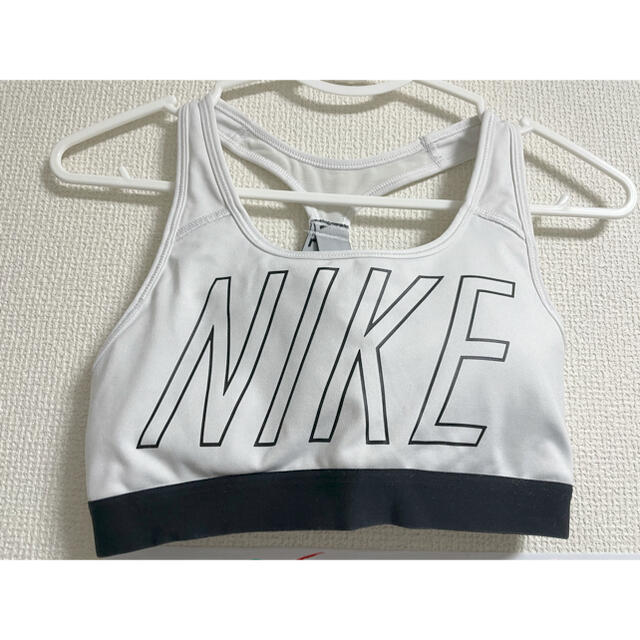 NIKE(ナイキ)のNIKE スポーツブラ ブラトップ ナイキ スポブラ レディースのトップス(ベアトップ/チューブトップ)の商品写真