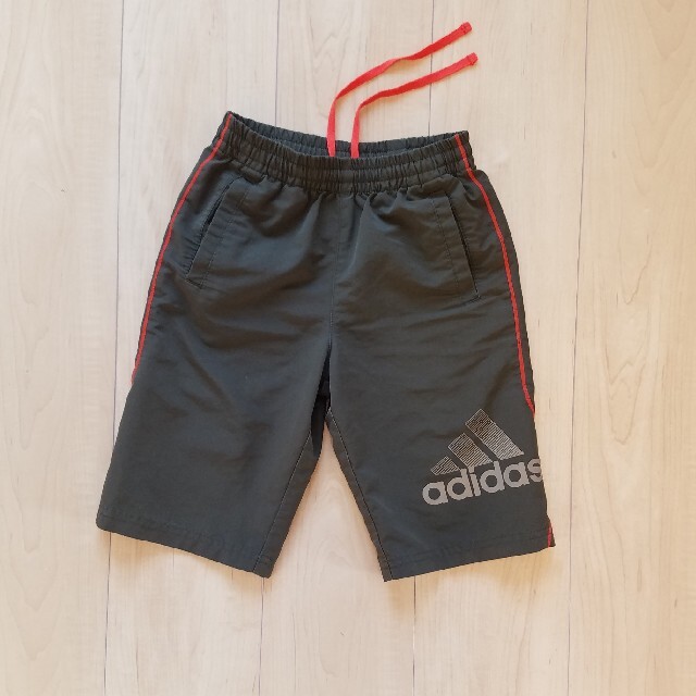 adidas(アディダス)の半ズボン　adidas　110㎝ キッズ/ベビー/マタニティのキッズ服男の子用(90cm~)(パンツ/スパッツ)の商品写真