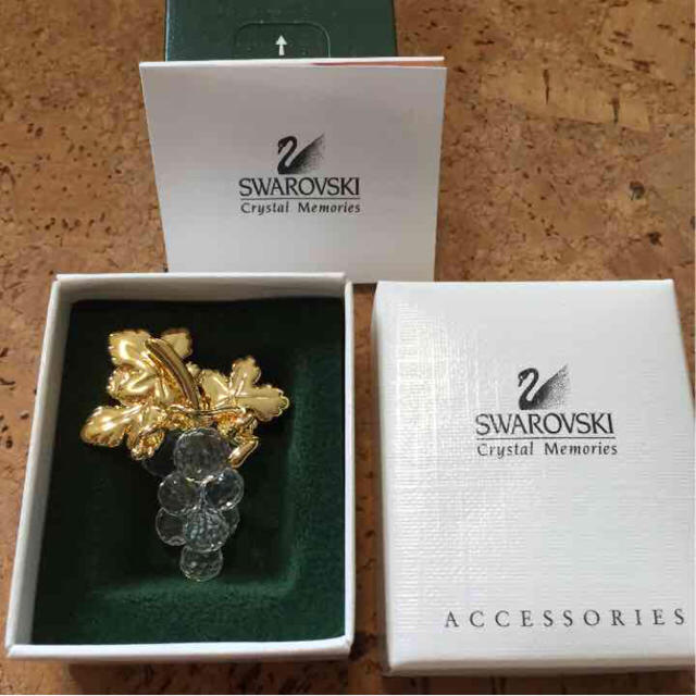 SWAROVSKI - ☆新品未使用☆ スワロフスキー ぶどう ブローチ
