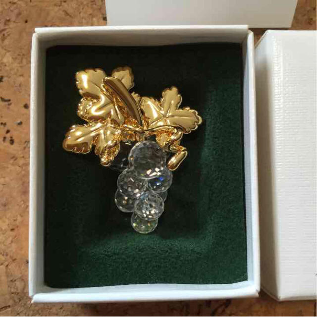 SWAROVSKI - ☆新品未使用☆ スワロフスキー ぶどう ブローチ