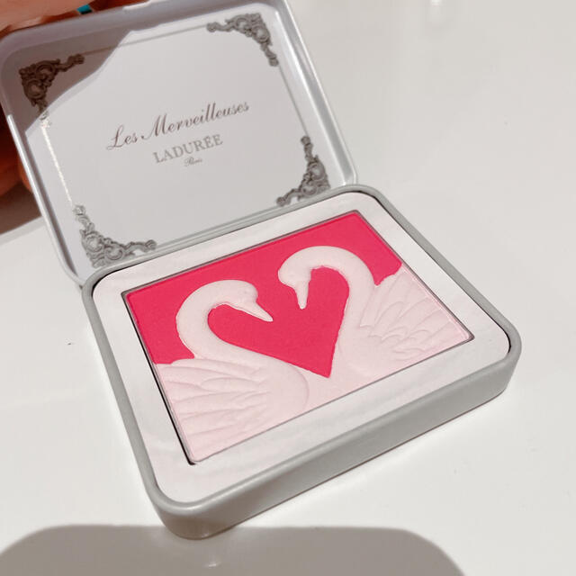 Les Merveilleuses LADUREE(レメルヴェイユーズラデュレ)のラデュレ  白鳥コフレ　ローズ コスメ/美容のキット/セット(コフレ/メイクアップセット)の商品写真