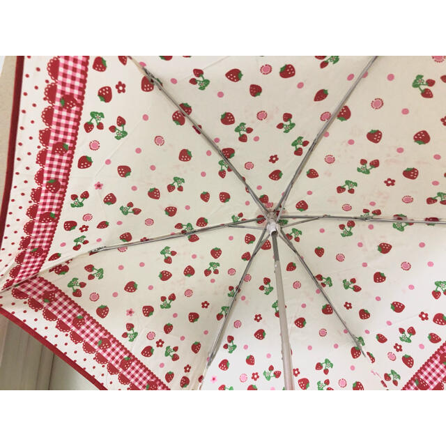 折りたたみ傘　いちご柄 キッズ/ベビー/マタニティのこども用ファッション小物(傘)の商品写真