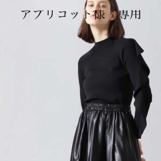 アドーア(ADORE)のアドーア　新品　黒フリルトップス(ニット/セーター)