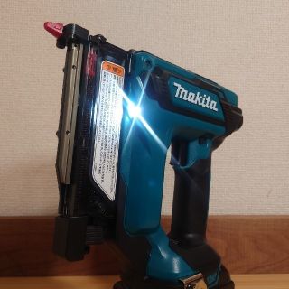 マキタ(Makita)のマキタ　18V　新品　充電式ピンタッカー　PT353D(工具/メンテナンス)