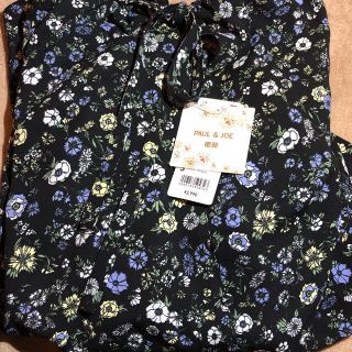 ユニクロ(UNIQLO)のユニクロ　ポール&ジョー　花柄　シフォンブラウス　カットソー　黒　Sサイズ(シャツ/ブラウス(長袖/七分))