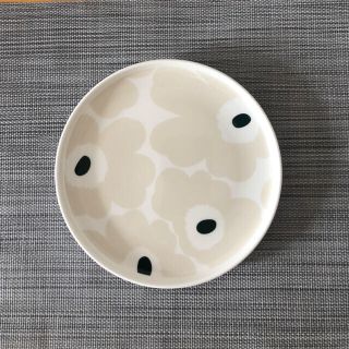 マリメッコ(marimekko)のマリメッコ プレート ウニッコ ベージュ20センチ(食器)