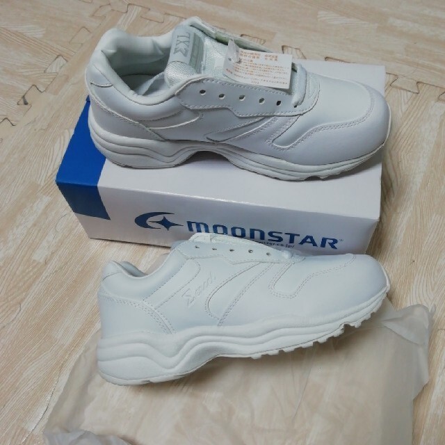 MOONSTAR (ムーンスター)のムーンスター　スニーカー　白　23.5 キッズ/ベビー/マタニティのキッズ靴/シューズ(15cm~)(スニーカー)の商品写真