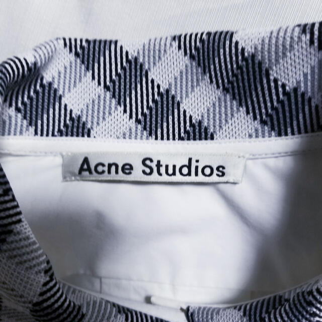 ACNE(アクネ)のACNE ロングシャツ イラスト アート 白シャツ バイカラー レディースのトップス(シャツ/ブラウス(長袖/七分))の商品写真