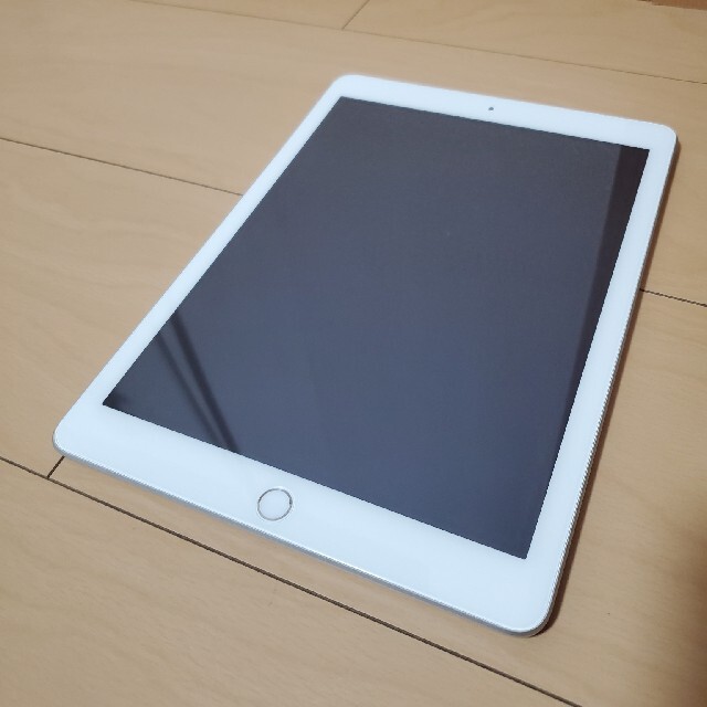 iPad(アイパッド)のiPad　第５世代　32G 　9.7インチ　WIFI 極美品　 スマホ/家電/カメラのスマートフォン/携帯電話(スマートフォン本体)の商品写真