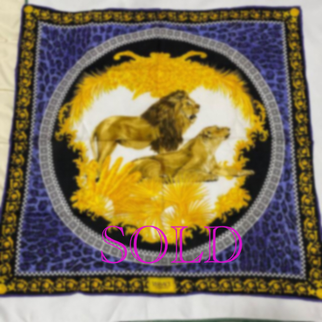 VERSACE(ヴェルサーチ)のVERSACE ベルサーチ　虎ライオン柄　紫色　バックチャーム　リボン　中古 レディースのファッション小物(ハンカチ)の商品写真