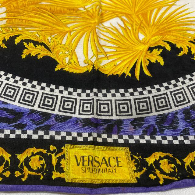 VERSACE(ヴェルサーチ)のVERSACE ベルサーチ　虎ライオン柄　紫色　バックチャーム　リボン　中古 レディースのファッション小物(ハンカチ)の商品写真