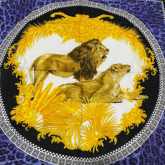 VERSACE(ヴェルサーチ)のVERSACE ベルサーチ　虎ライオン柄　紫色　バックチャーム　リボン　中古 レディースのファッション小物(ハンカチ)の商品写真