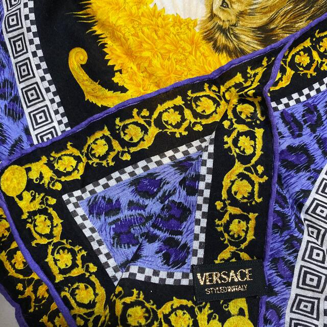 VERSACE(ヴェルサーチ)のVERSACE ベルサーチ　虎ライオン柄　紫色　バックチャーム　リボン　中古 レディースのファッション小物(ハンカチ)の商品写真