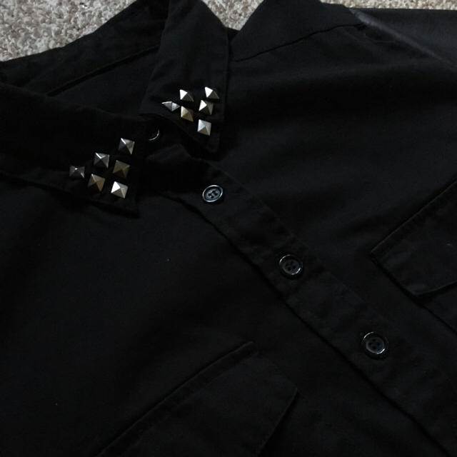 ブラック 袖フェイクレザー シャツ レディースのトップス(シャツ/ブラウス(長袖/七分))の商品写真
