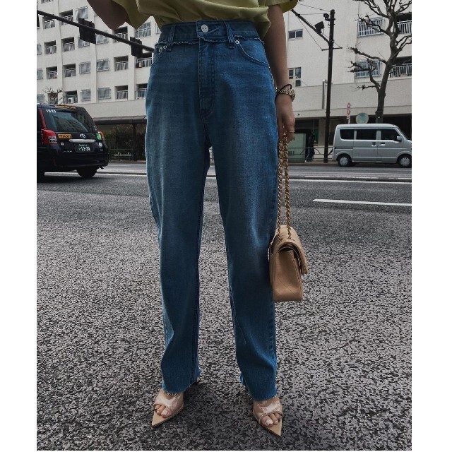 Ameri VINTAGE(アメリヴィンテージ)のAMERI　SLIM TAPERED DENIM レディースのパンツ(デニム/ジーンズ)の商品写真