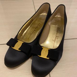 フェラガモ(Ferragamo)の【美品】最終値下げ★フェラガモ　パンプス　ヴィラリボン　サテン地(ハイヒール/パンプス)