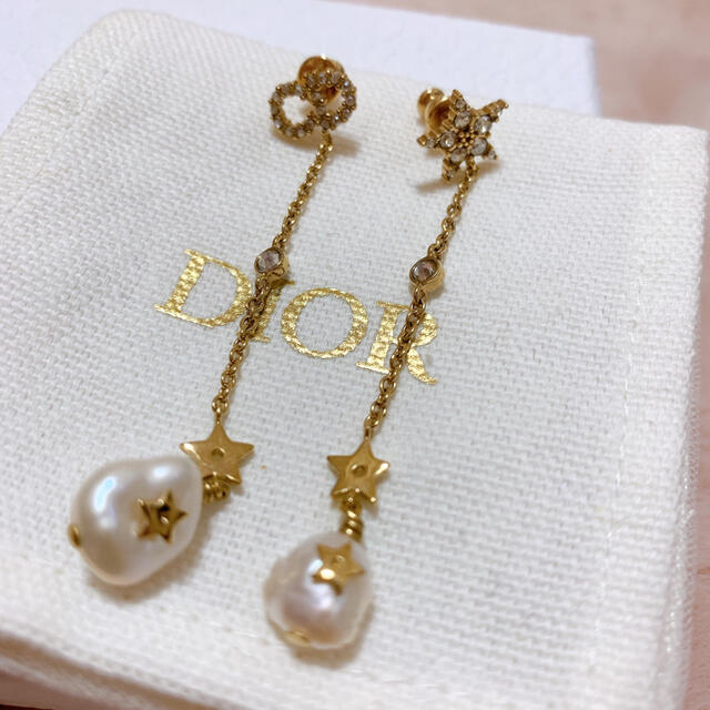 Christian Dior(クリスチャンディオール)の【新品】正規品　Dior　SHINY-D ピアス　パール　ロングピアス レディースのアクセサリー(ピアス)の商品写真