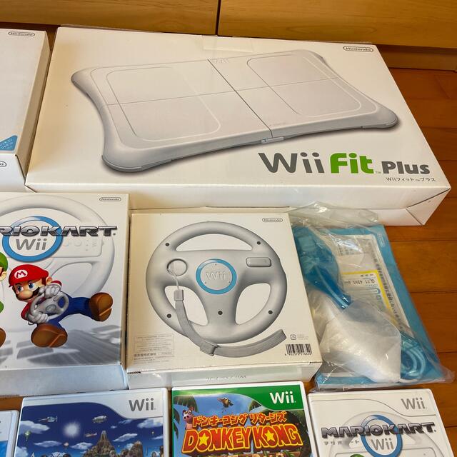 Wii(ウィー)のWii本体と周辺機器　ソフトもまとめて エンタメ/ホビーのゲームソフト/ゲーム機本体(家庭用ゲーム機本体)の商品写真