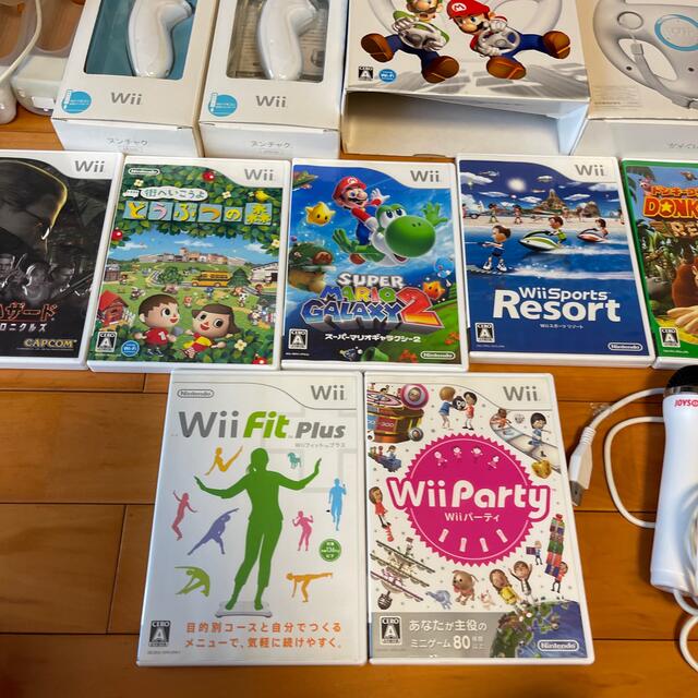 Wii(ウィー)のWii本体と周辺機器　ソフトもまとめて エンタメ/ホビーのゲームソフト/ゲーム機本体(家庭用ゲーム機本体)の商品写真