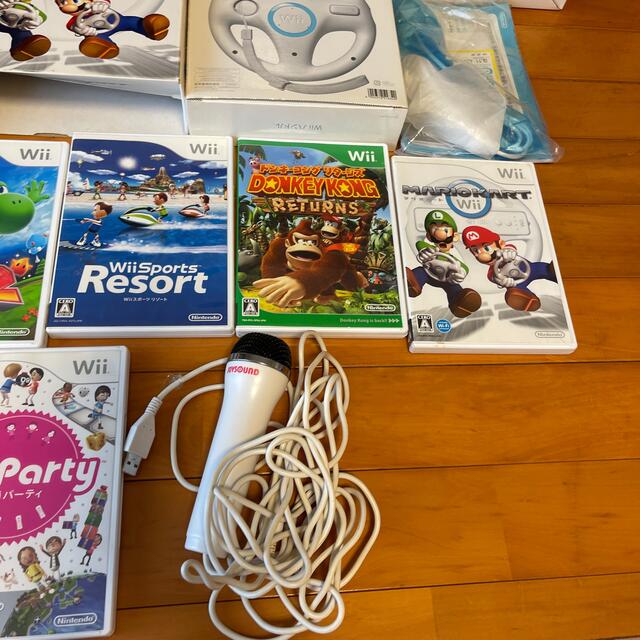 Wii(ウィー)のWii本体と周辺機器　ソフトもまとめて エンタメ/ホビーのゲームソフト/ゲーム機本体(家庭用ゲーム機本体)の商品写真