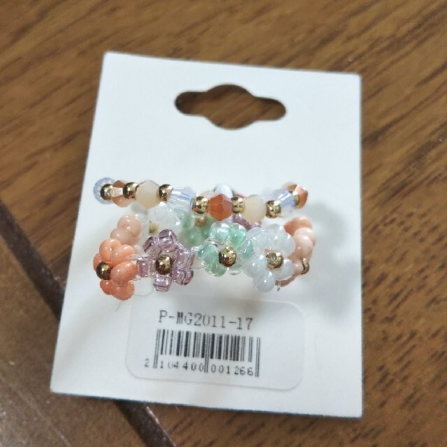 指輪 お花 2本 ビーズ 春 かわいい 未使用 上品 リング  フラワー  レディースのアクセサリー(リング(指輪))の商品写真