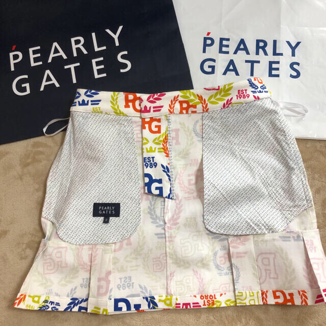 PEARLY GATES(パーリーゲイツ)のパーリーゲイツグログランカラフルローリエプ リントペプラムプリーツスカーサイズ0 スポーツ/アウトドアのゴルフ(ウエア)の商品写真