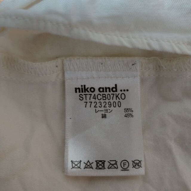 niko and...(ニコアンド)のniko and　ブラウス　フリル　Vネック レディースのトップス(シャツ/ブラウス(長袖/七分))の商品写真