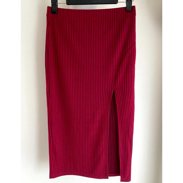 FOREVER 21(フォーエバートゥエンティーワン)のFOREVER21 サイドスリット入りスカート ワインレッドS レディースのスカート(ひざ丈スカート)の商品写真