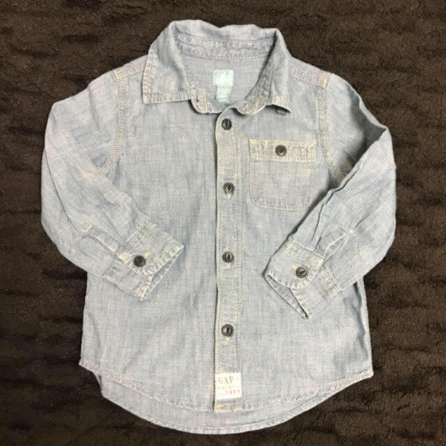 babyGAP(ベビーギャップ)のギャップ GAP デニムシャツ 100cm 美品 キッズ/ベビー/マタニティのキッズ服男の子用(90cm~)(Tシャツ/カットソー)の商品写真