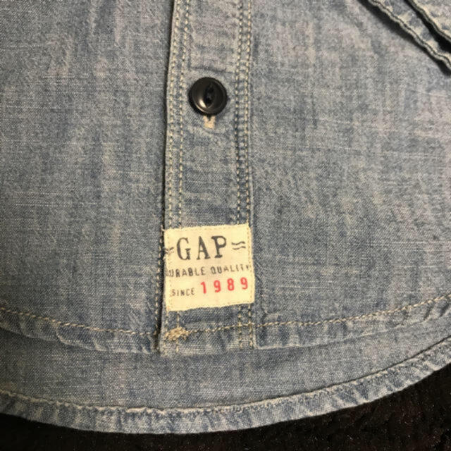 babyGAP(ベビーギャップ)のギャップ GAP デニムシャツ 100cm 美品 キッズ/ベビー/マタニティのキッズ服男の子用(90cm~)(Tシャツ/カットソー)の商品写真