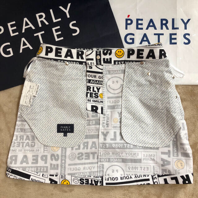 PEARLY GATES(パーリーゲイツ)のパーリーゲイツ　月間MVP賞人気完売ニュースペーパー柄スカートサイズ0 スポーツ/アウトドアのゴルフ(ウエア)の商品写真