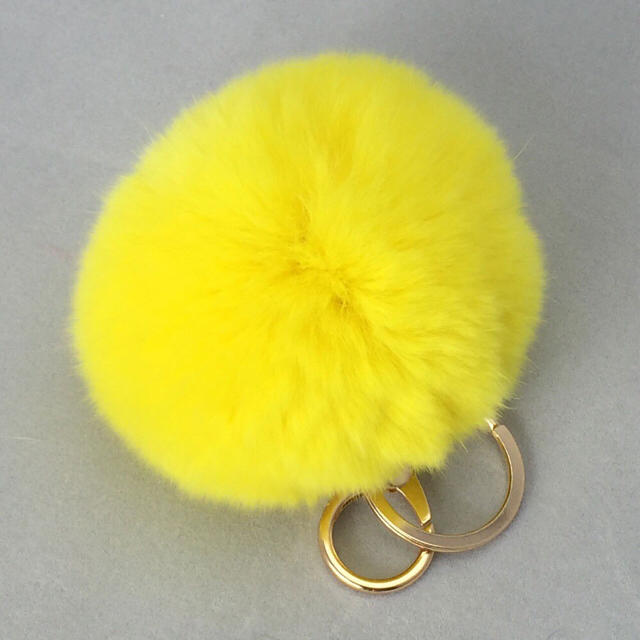 再入荷！8㎝リアルラビットファー ポンポン チャーム  黄色 レディースのファッション小物(キーホルダー)の商品写真