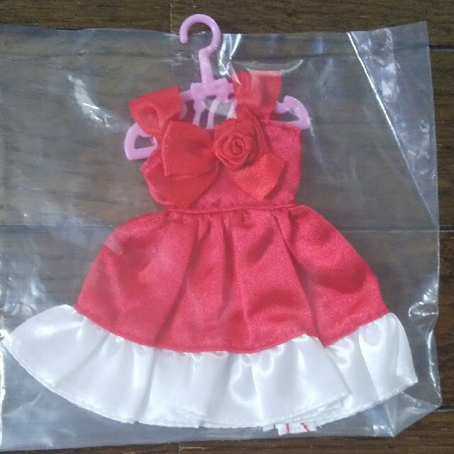 リカちゃんの洋服（赤と白）ハンガー付き エンタメ/ホビーのおもちゃ/ぬいぐるみ(その他)の商品写真
