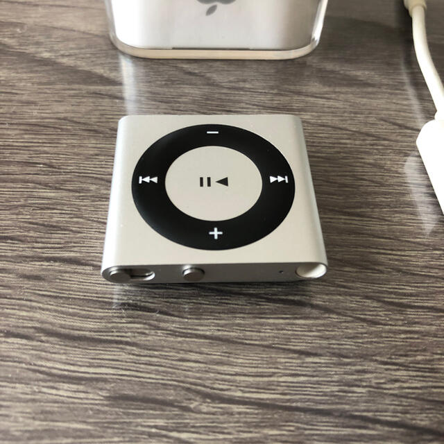 iPod(アイポッド)の【DoeS様専用】iPod shuffle シルバー 2GB スマホ/家電/カメラのオーディオ機器(ポータブルプレーヤー)の商品写真