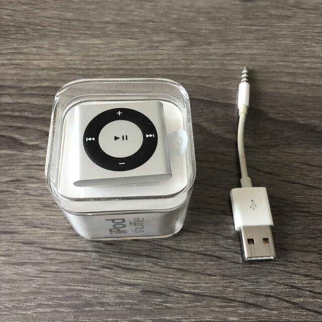 iPod(アイポッド)の【DoeS様専用】iPod shuffle シルバー 2GB スマホ/家電/カメラのオーディオ機器(ポータブルプレーヤー)の商品写真