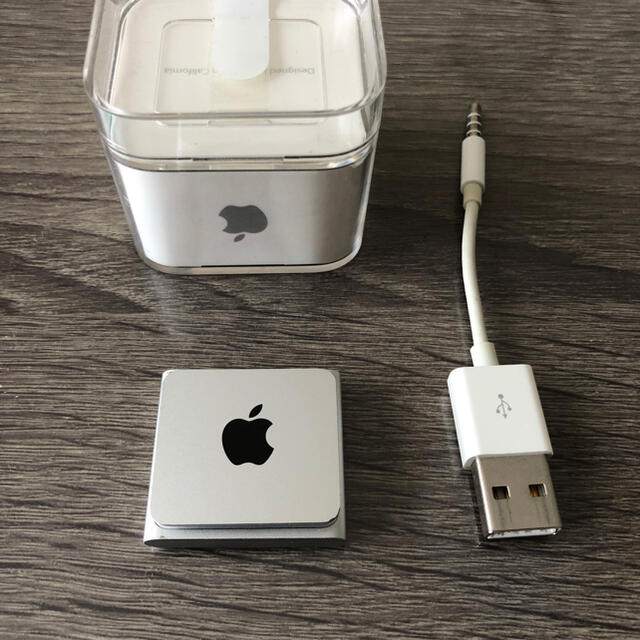 iPod(アイポッド)の【DoeS様専用】iPod shuffle シルバー 2GB スマホ/家電/カメラのオーディオ機器(ポータブルプレーヤー)の商品写真