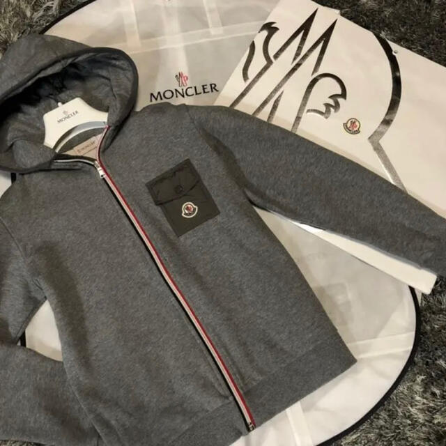 モンクレール　MONCLER グレーパーカー