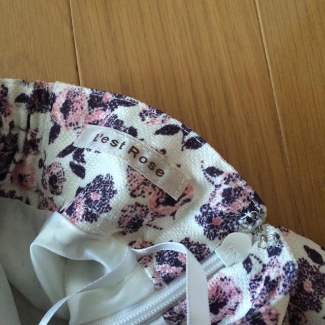 L'EST ROSE(レストローズ)のレストローズ♡王道花柄スカート レディースのスカート(ひざ丈スカート)の商品写真